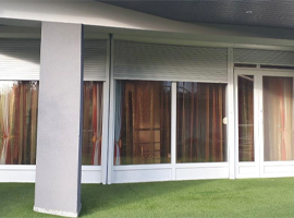 Fehér műanyag redőny, műfű teraszon – Nyíregyháza