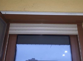 Világosszürke színű aluredőny, nyitható ajtós szúnyogháló – Budapest XIII. kerület