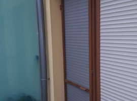 Világosszürke színű aluredőny, nyitható ajtós szúnyogháló – Budapest XIII. kerület