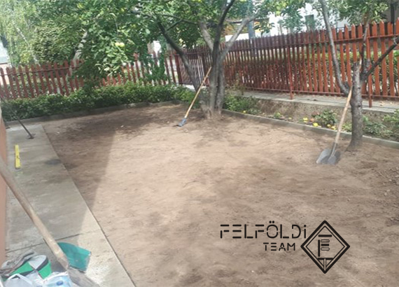 Műfű telepítés közben 2